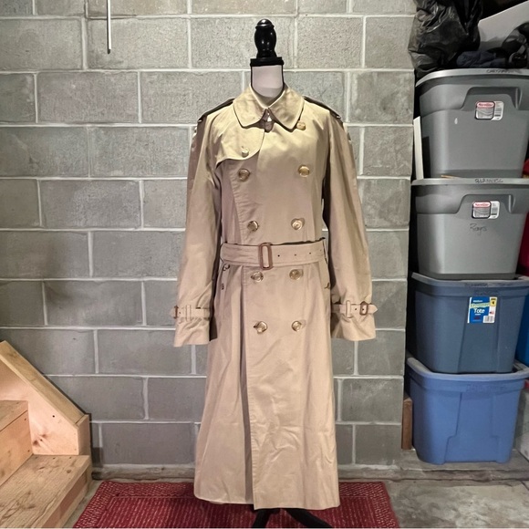 Burberry trench coat. - Picture 2 of 15